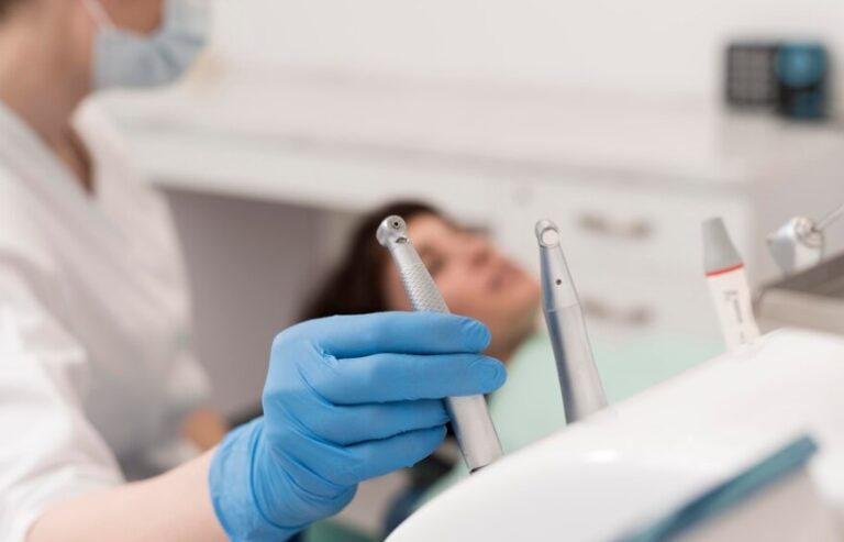 Patientin bei zahnärztlicher Behandlung