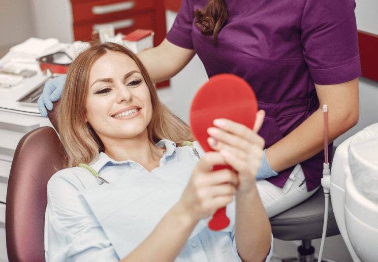 Lächelnde junge Frau