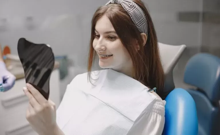 Mädchen beim Zahnarzt