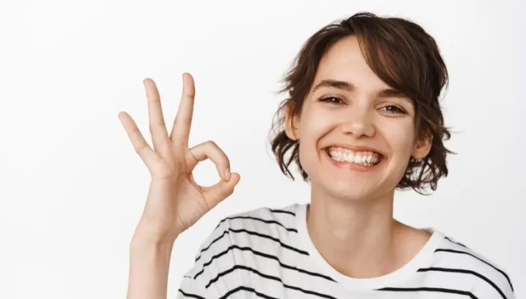 Glückliche Frau lächelt