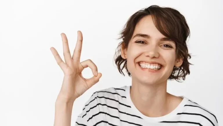 Glückliche Frau lächelt