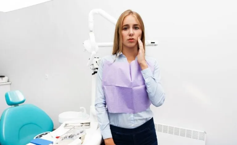 Frau mit Zahnschmerzen